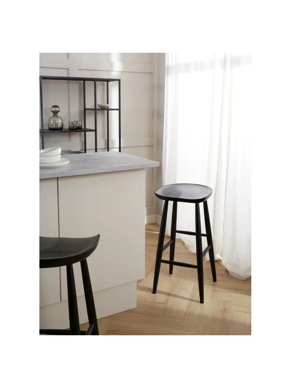 Westwing Collection Barhocker Nino aus Mangoholz in Schwarz, B 40 x H 78 cm 5 Westwing Collection Barhocker Nino aus Mangoholz in Schwarz, B 40 x H 78 cm – Bild 3