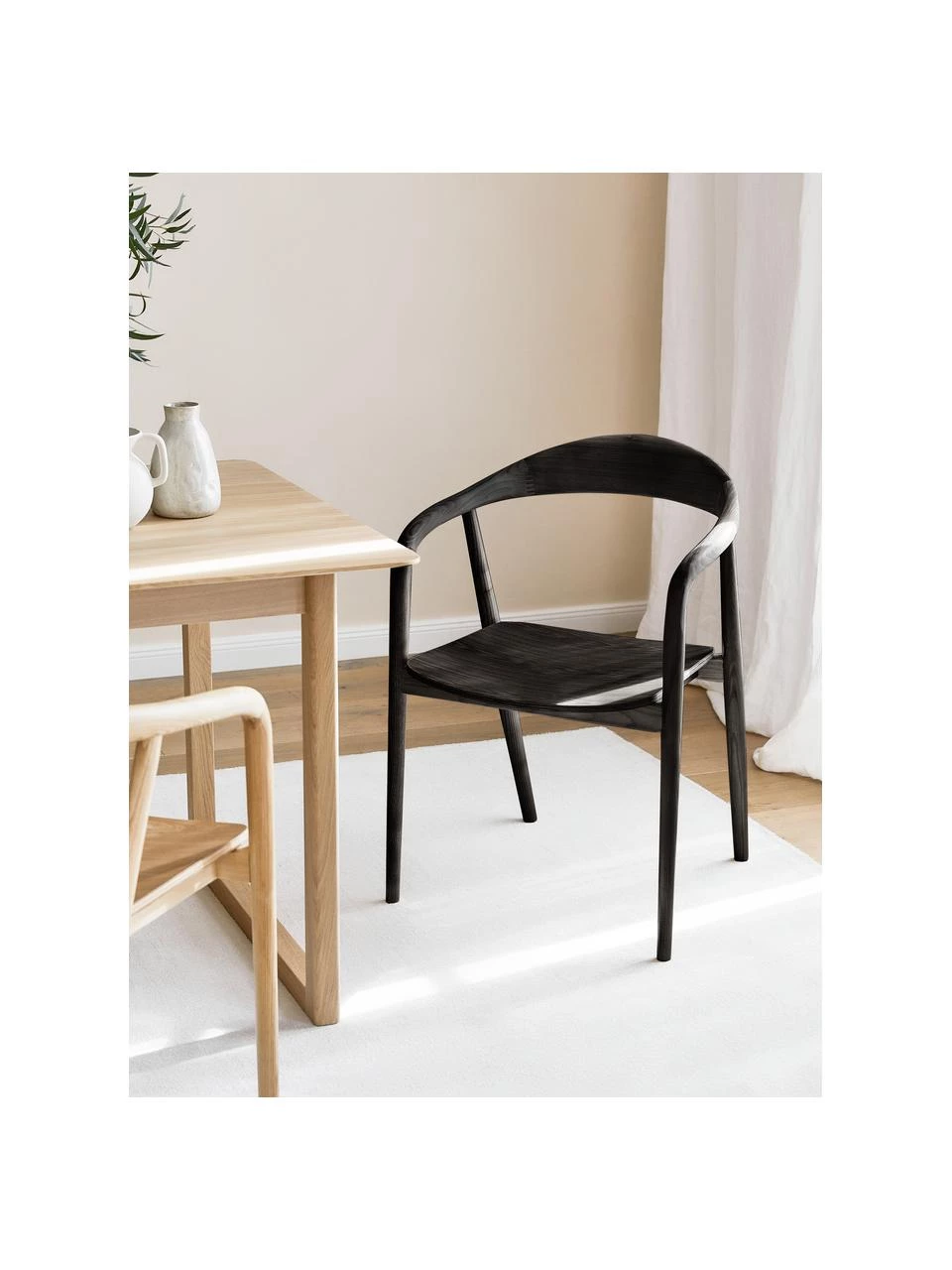 Westwing Collection Holz-Armlehnstuhl Angelina in Schwarz, B 57 x H 80 cm 4 Westwing Collection Holz-Armlehnstuhl Angelina in Schwarz, B 57 x H 80 cm – Bild 2