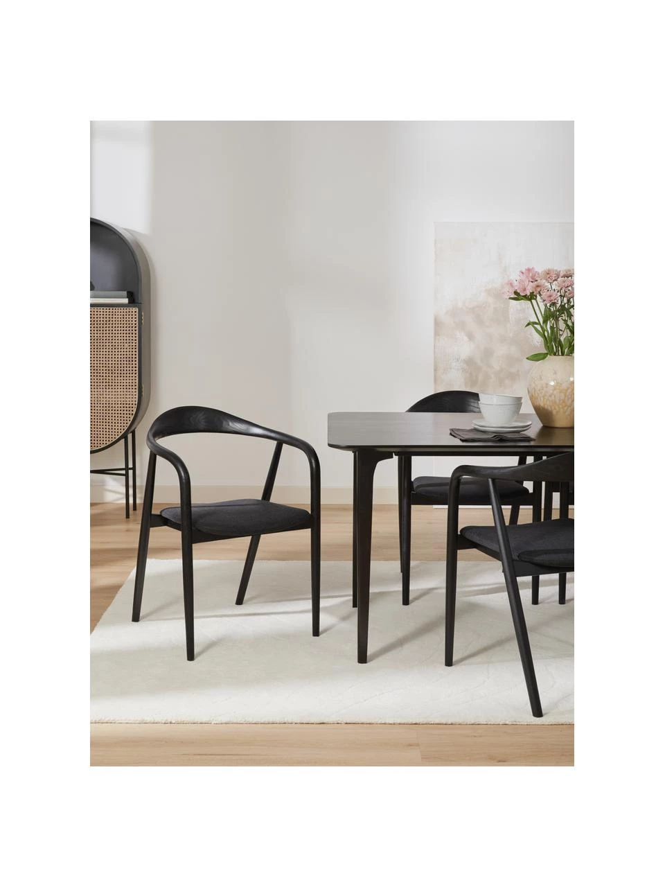 Westwing Collection Holz-Armlehnstuhl Angelina mit Sitzpolster in Schwarz, B 57 x H 80 cm 4 Westwing Collection Holz-Armlehnstuhl Angelina mit Sitzpolster in Schwarz, B 57 x H 80 cm – Bild 2