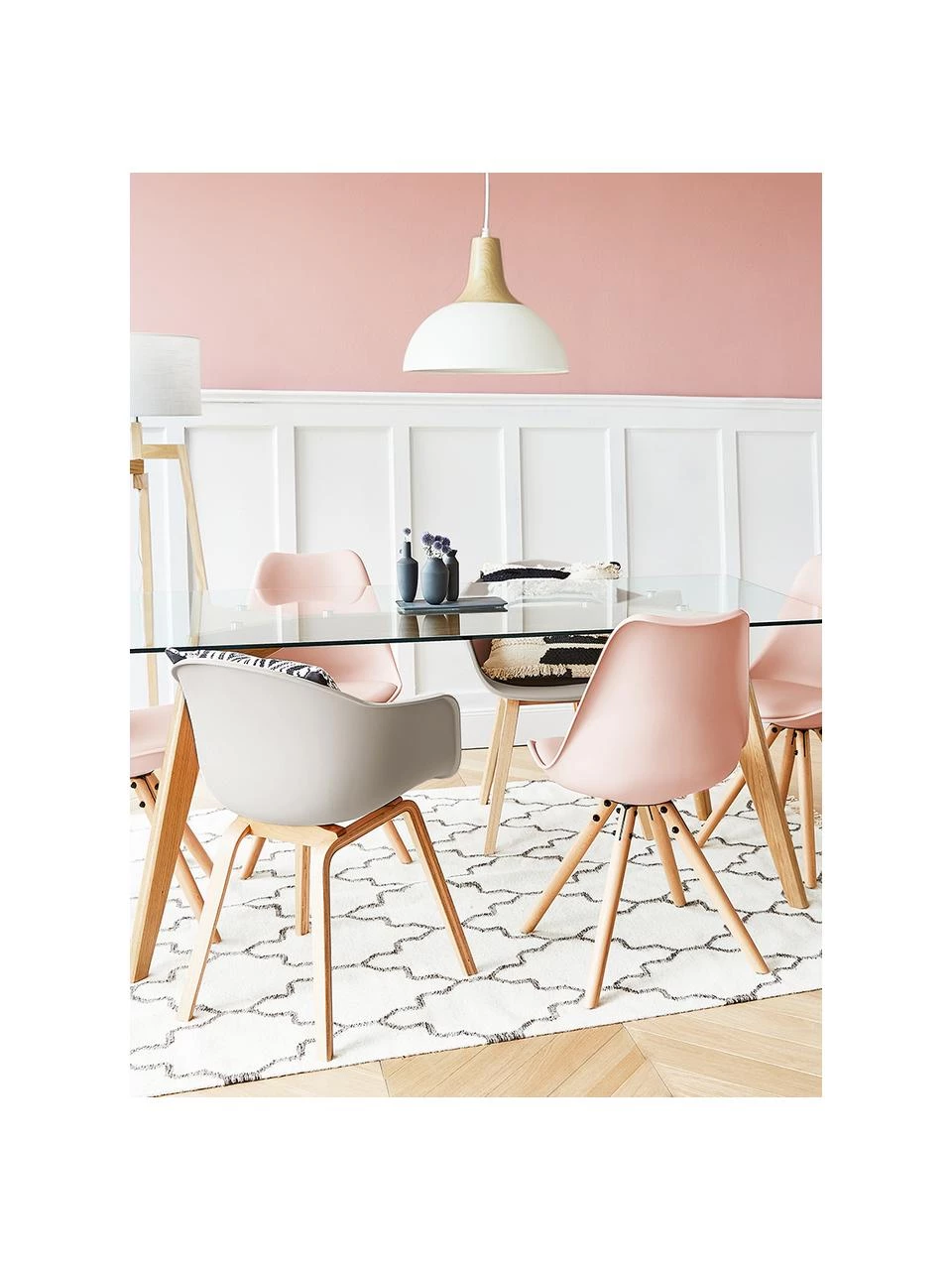 Westwing Collection Kunststoff-Armlehnstuhl Claire mit Holzbeinen, B 60 x T 54 cm 5 Westwing Collection Kunststoff-Armlehnstuhl Claire mit Holzbeinen, B 60 x T 54 cm – Bild 3