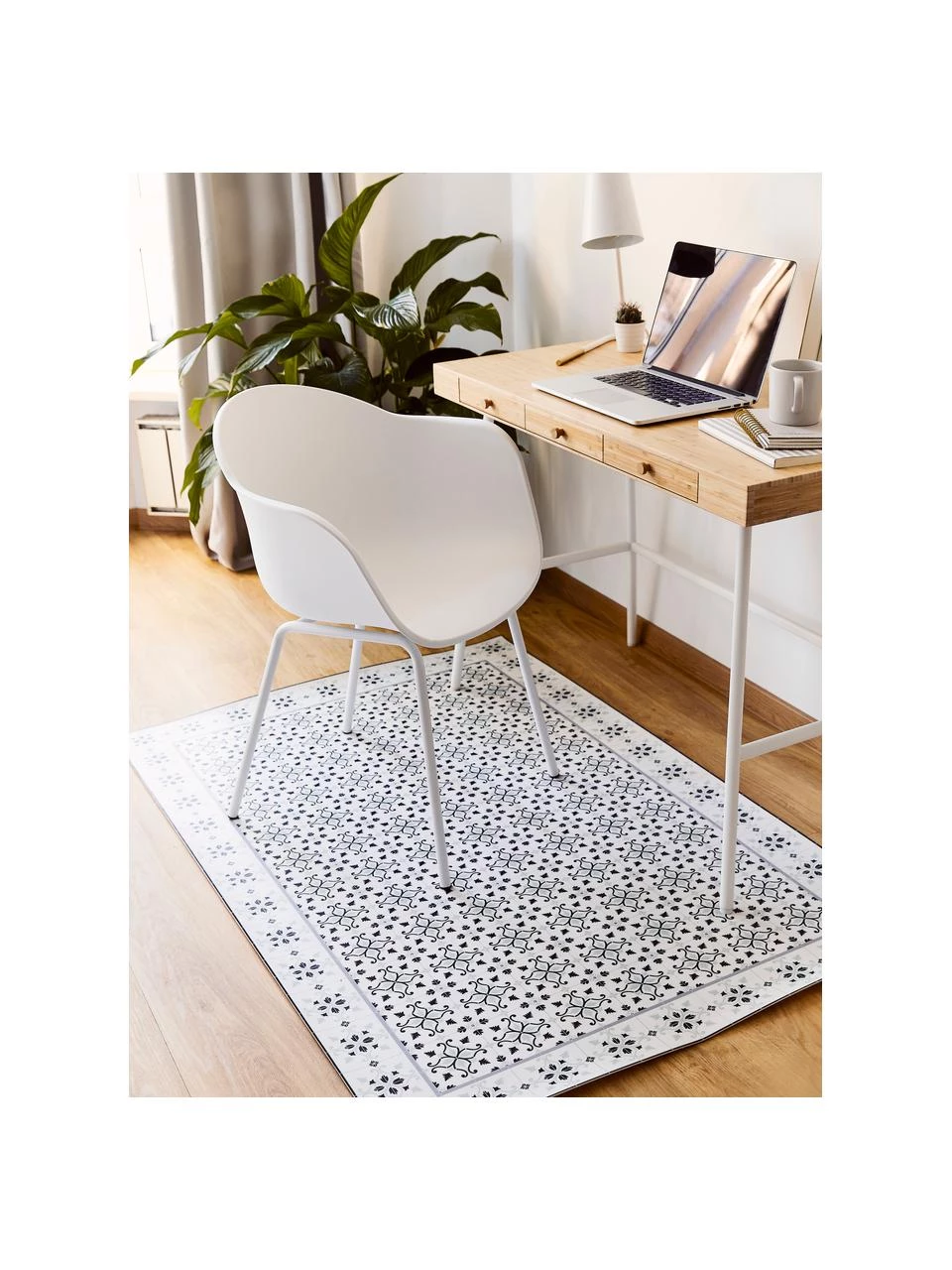 Westwing Collection Kunststoff-Armlehnstuhl Claire mit Metallbeinen, B 60 x T 54 cm 5 Westwing Collection Kunststoff-Armlehnstuhl Claire mit Metallbeinen, B 60 x T 54 cm – Bild 3