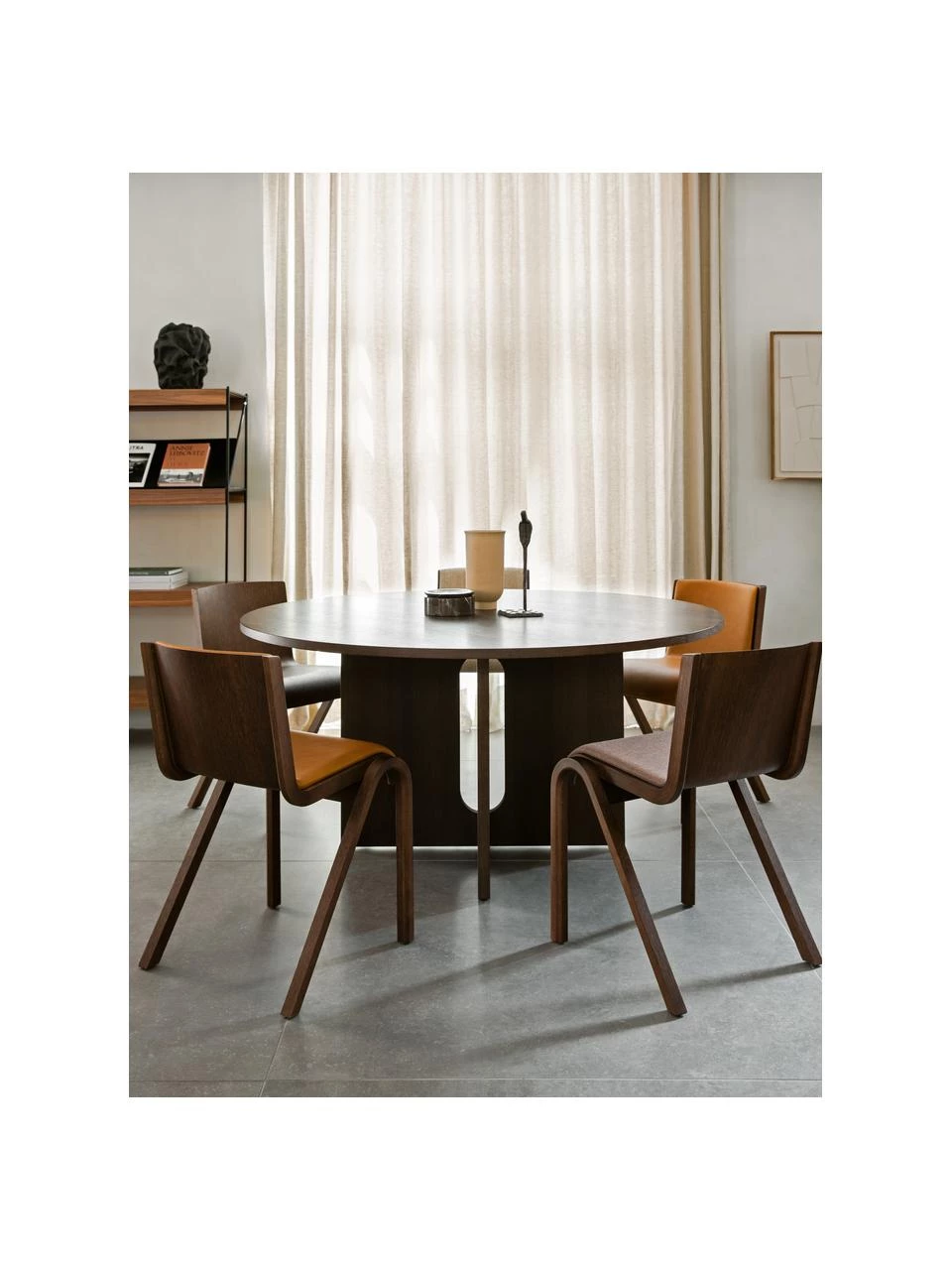 Menu Runder Esstisch Androgyne mit dunklem Eichenholzfurnier, verschiedene Größen, Ø 120 x H 73 cmNur noch wenige verfügbar 4 Menu Runder Esstisch Androgyne mit dunklem Eichenholzfurnier, verschiedene Größen, Ø 120 x H 73 cmNur noch wenige verfügbar – Bild 2