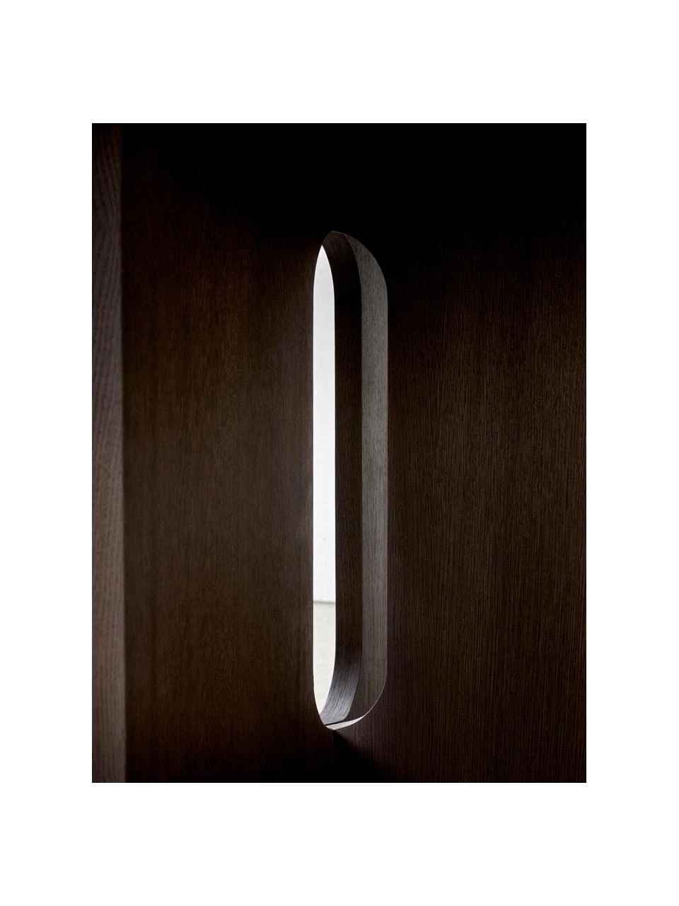 Menu Runder Esstisch Androgyne mit dunklem Eichenholzfurnier, verschiedene Größen, Ø 120 x H 73 cmNur noch wenige verfügbar 7 Menu Runder Esstisch Androgyne mit dunklem Eichenholzfurnier, verschiedene Größen, Ø 120 x H 73 cmNur noch wenige verfügbar – Bild 5