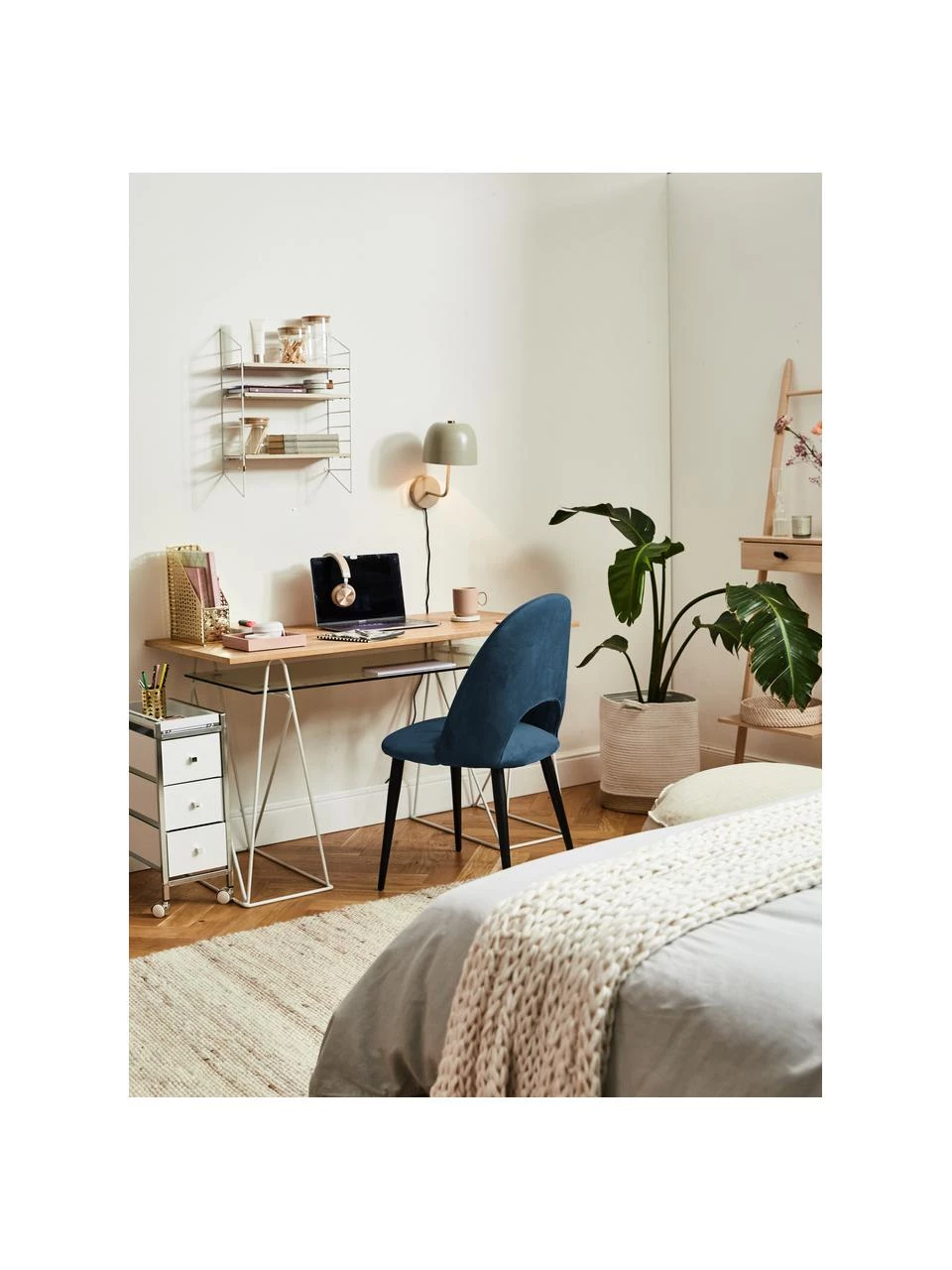 Westwing Collection Samt-Polsterstuhl Rachel in Dunkelblau, B 53 x T 57 cm 5 Westwing Collection Samt-Polsterstuhl Rachel in Dunkelblau, B 53 x T 57 cm – Bild 3