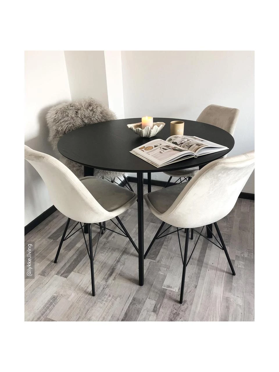 Samt-Polsterstühle Eris mit Metallbeinen, 2 Stück, B 49 x T 54 cm 4 Samt-Polsterstühle Eris mit Metallbeinen, 2 Stück, B 49 x T 54 cm – Bild 2