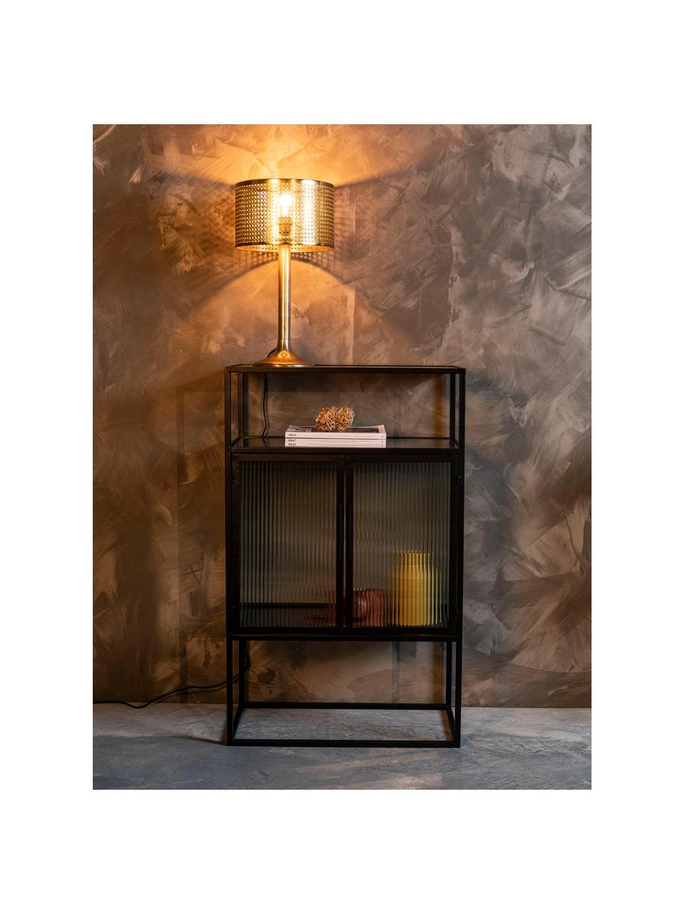 Dutchbone Schwarzes Highboard Boli mit Rillenglas und Metallrahmen, B 65 x H 105 cm 4 Dutchbone Schwarzes Highboard Boli mit Rillenglas und Metallrahmen, B 65 x H 105 cm – Bild 2