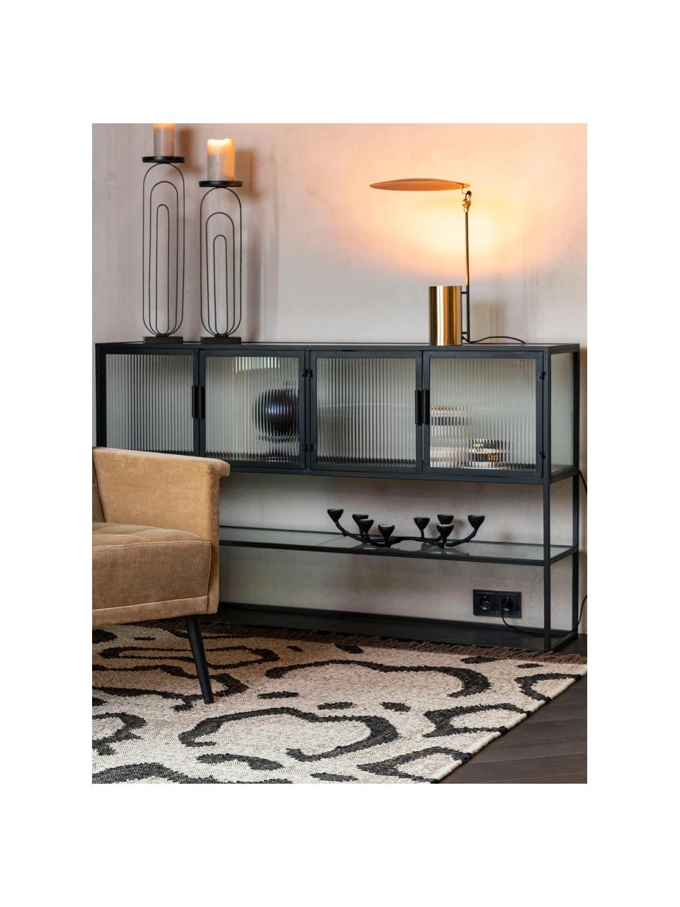 Dutchbone Schwarzes Sideboard Boli mit Rillenglas und Metallrahmen, B 150 x H 90 cm 4 Dutchbone Schwarzes Sideboard Boli mit Rillenglas und Metallrahmen, B 150 x H 90 cm – Bild 2